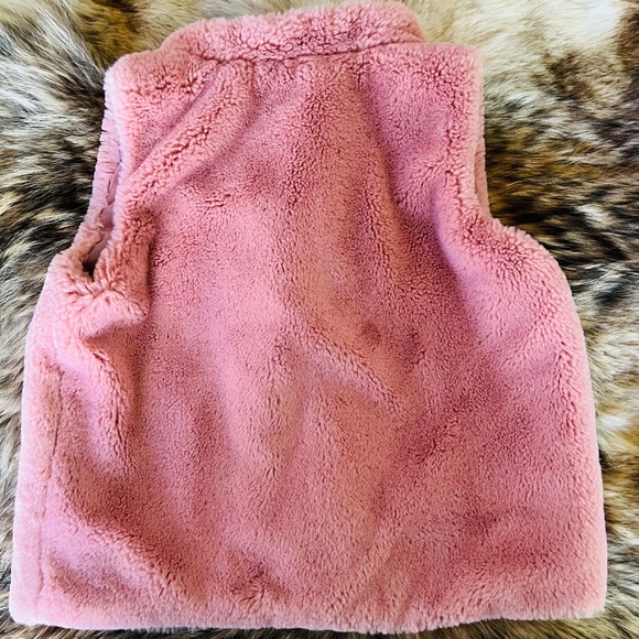 Adorable little pink faux fur vest Size 5 Saks - Picture 5 of 5